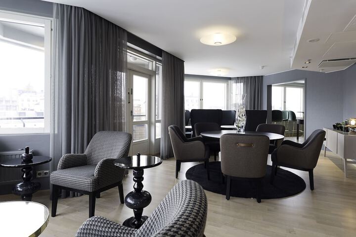 Lounge 107 of 115