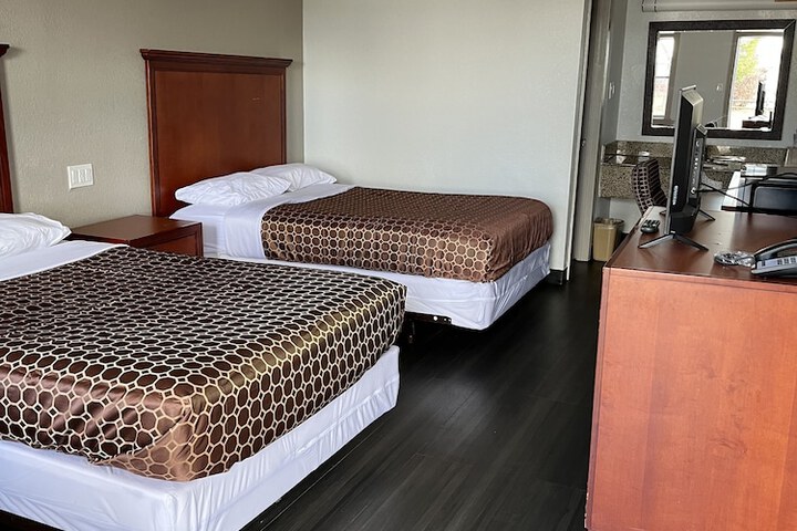 Basic Double Room (2 of 4)