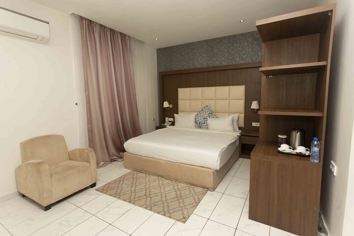 Room 27 of 83