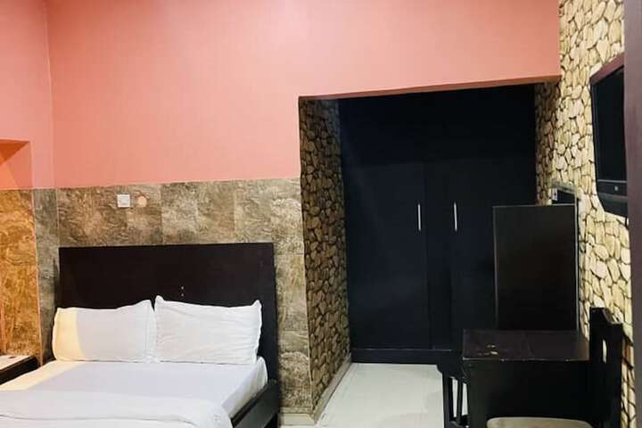 Room 9 of 27
