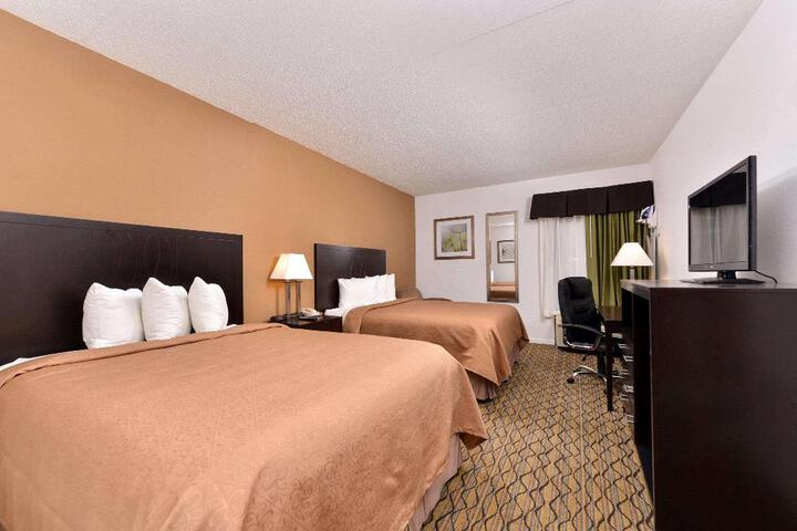 2 Queen Beds (3 of 6)