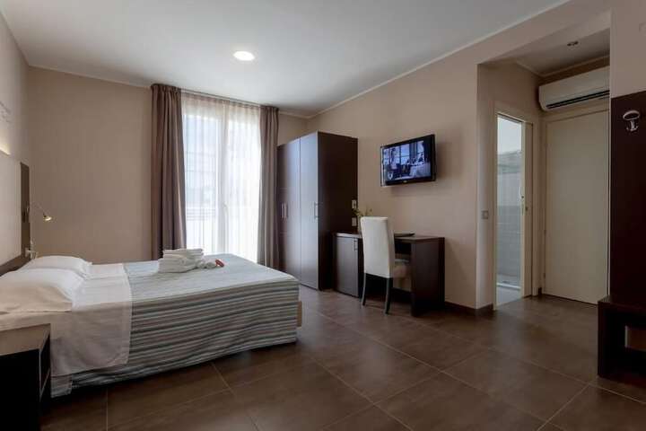 Room 4 of 18