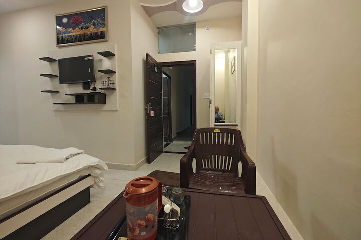 Room 13 of 27