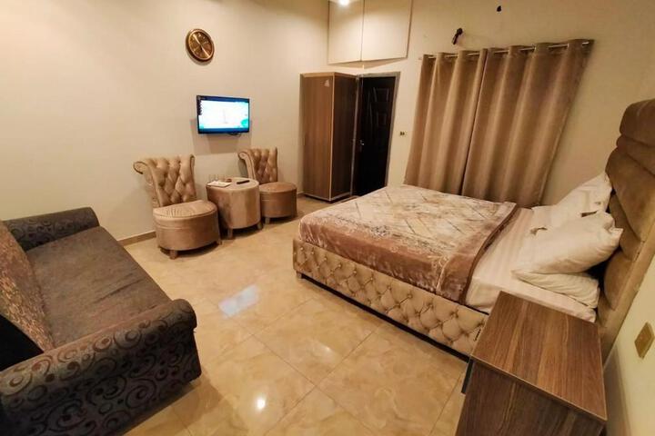 HOTEL DAY IN Empouriem