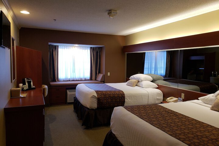 1 Queen Bed (25 of 34)