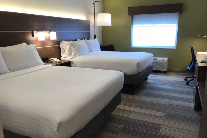 2 Queen Beds (10 of 23)