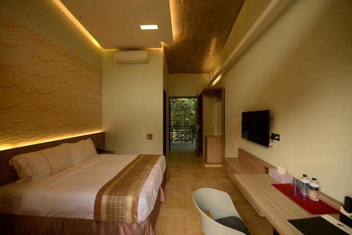 Room 13 of 19