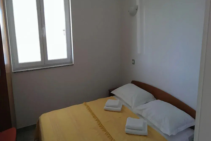 Room 5 of 16