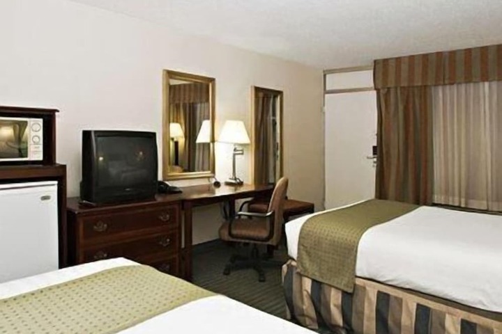 Standard Queen Bed Accessible (2 of 4)