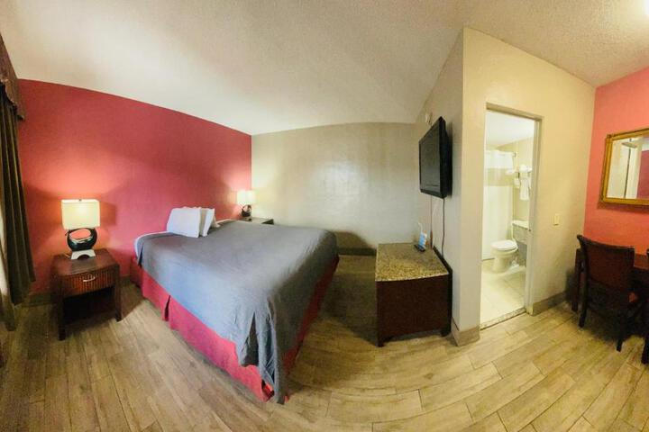 1 King Bed (2 of 8)