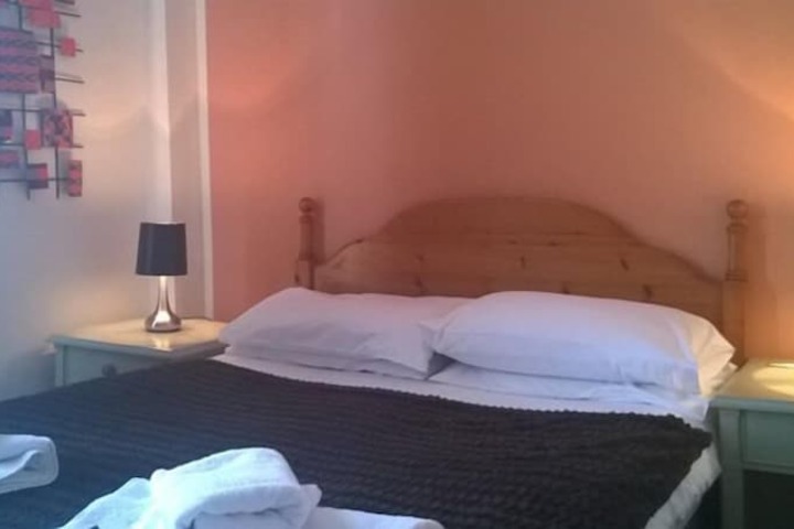 Room 9 of 18
