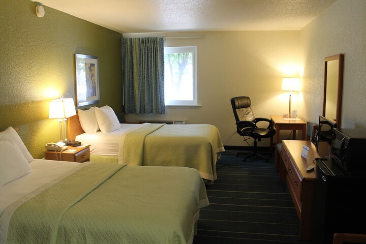 2 Double Beds (8 of 14)