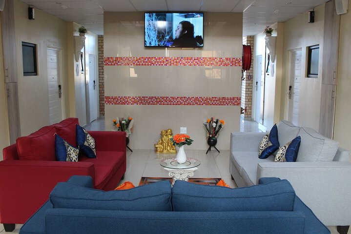 Lounge 9 of 13