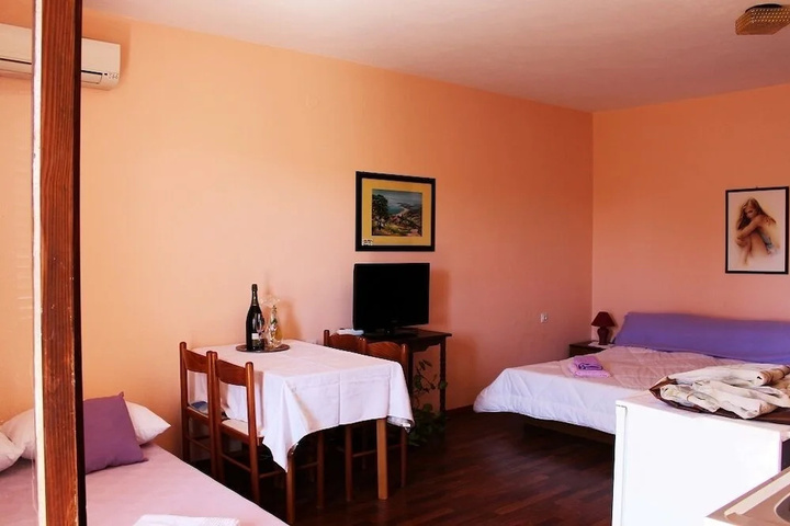 Room 5 of 10
