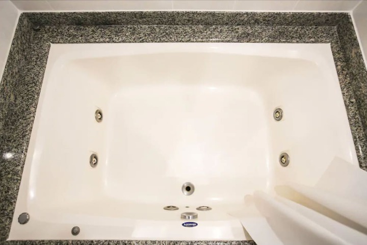 Deep soaking bathtub