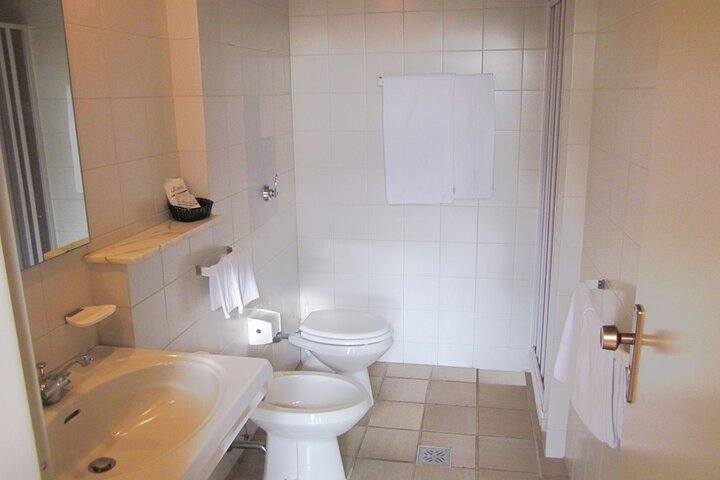 Room 8 of 37