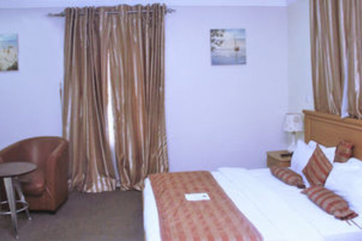 Room 6 of 9