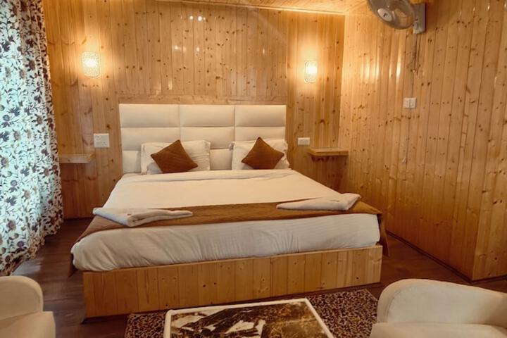 Room 6 of 12