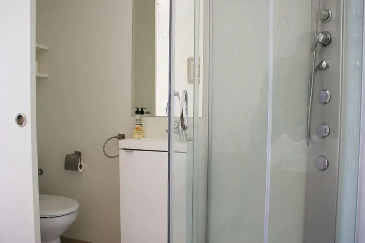 Room 4 of 8