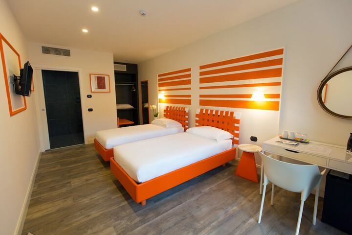 Room 8 of 80