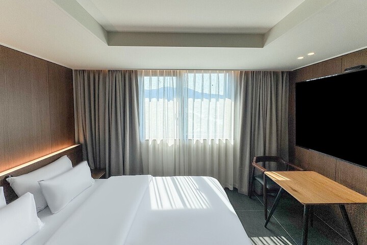 Room 16 of 42