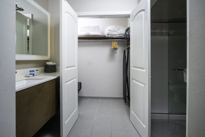 1 King Studio Suite Mobility Accessible Tub (10 of 28)