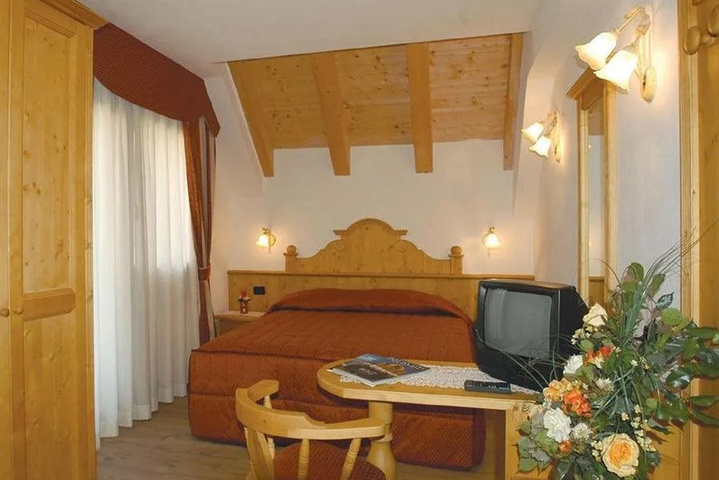 Room 2 of 8