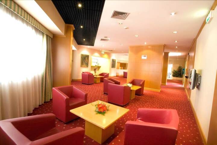 Lounge 21 of 28