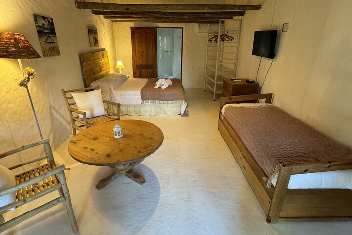 Room 6 of 102