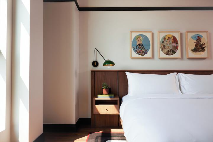 Premium Room 1 King Bed Accessible (11 of 21)