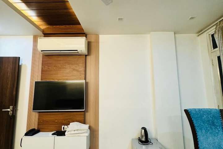 Room 53 of 79