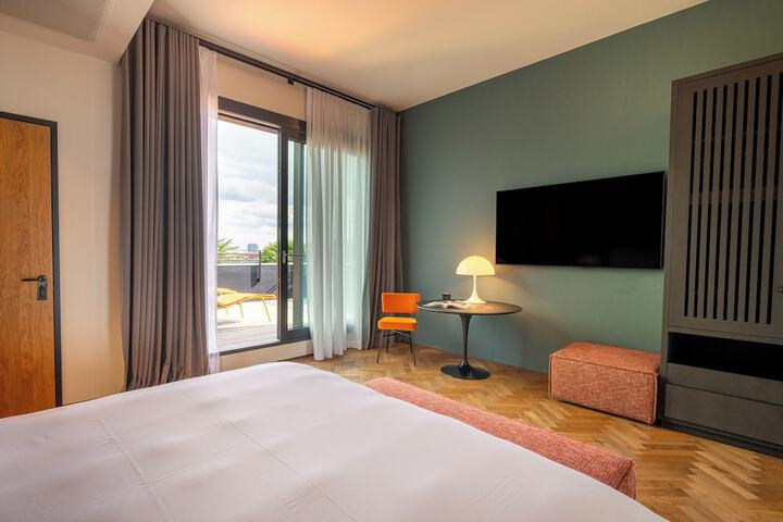 Room 4 of 94