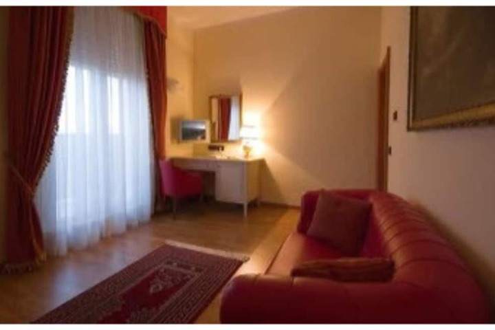 Room 8 of 20