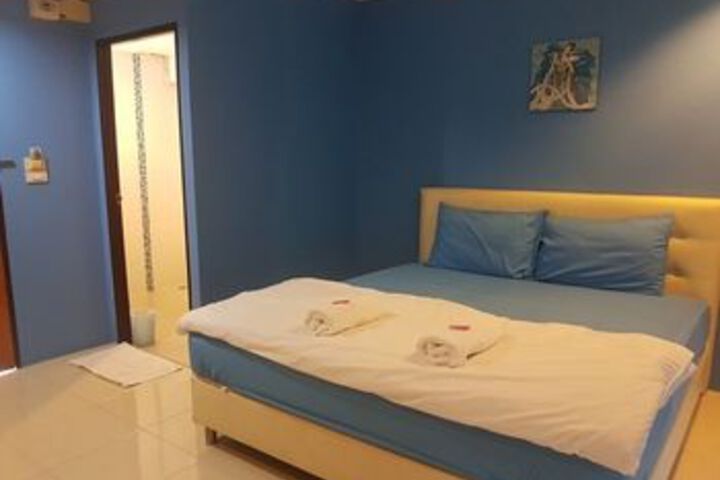 Room 8 of 34