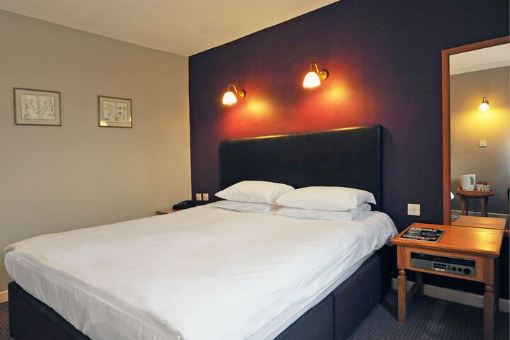 Room 10 of 33
