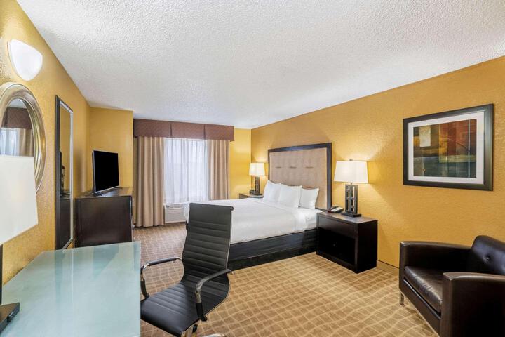1 King Bed (12 of 32)