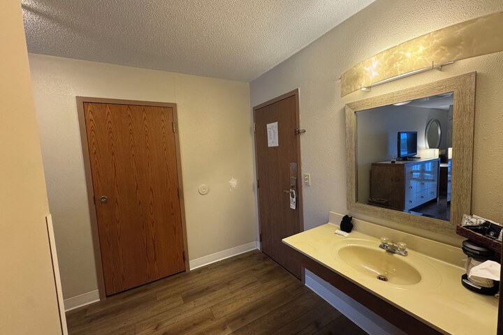 Room 6 of 115