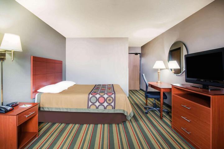 Queen Bed Pet Friendly (10 of 14)