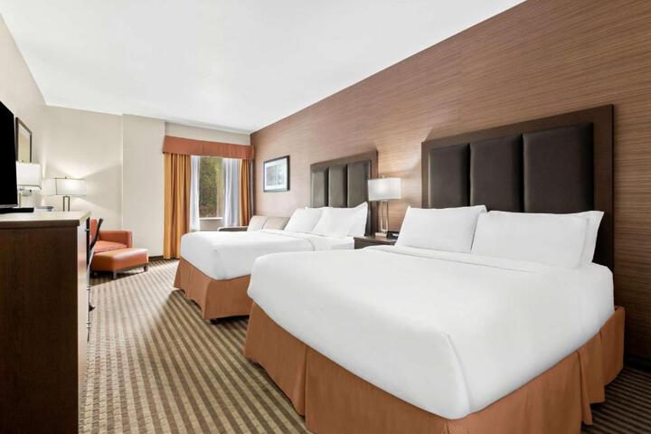 2 Queen Beds Chair Work Desk WiFi, Microwave and Refrigerator Full Breakfast (3 of 14)
