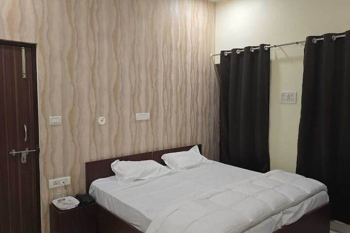 Room 4 of 9