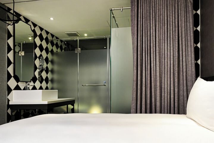Room 32 of 146
