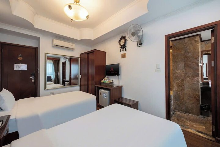 Room 6 of 25