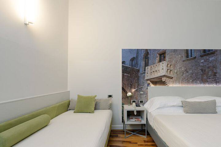 Room 43 of 148