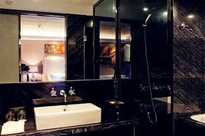 Room 5 of 7