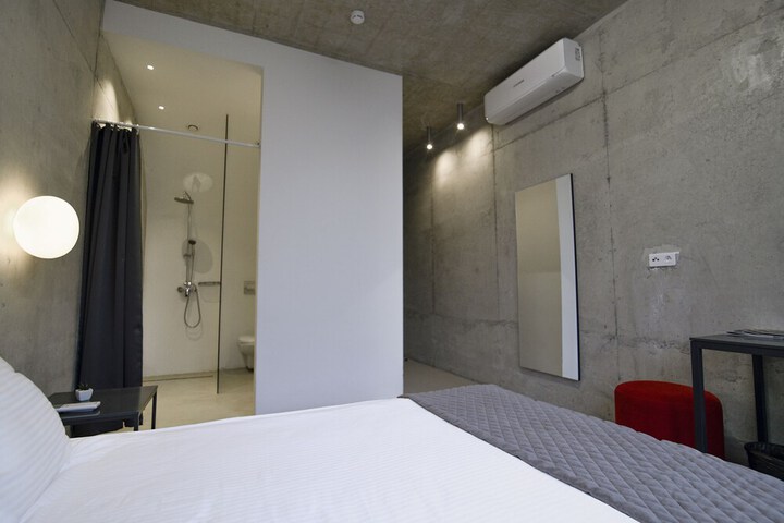 Room 32 of 67