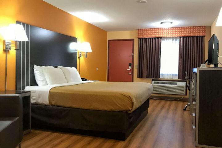 1 King Bed (3 of 7)