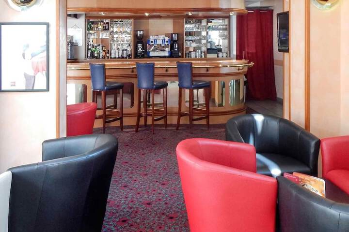 Lounge 22 of 30