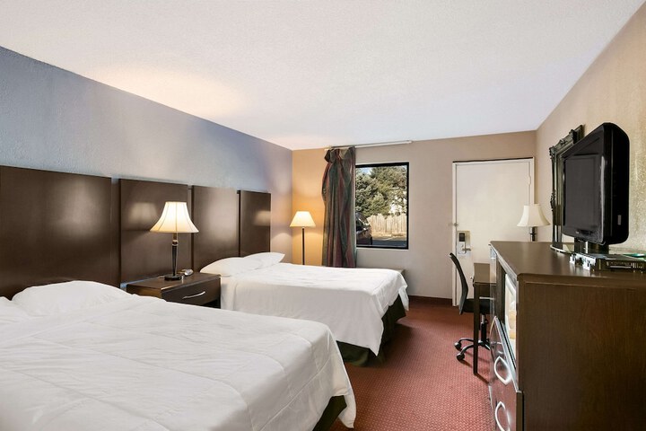 2 Queen Beds (7 of 7)