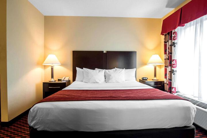 1 King Bed (4 of 25)
