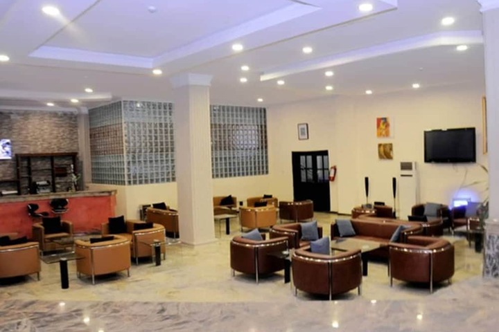 Lounge 36 of 47